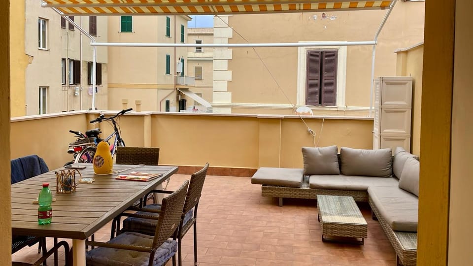 Property building, Balcony/Terrace, Balcony/Terrace