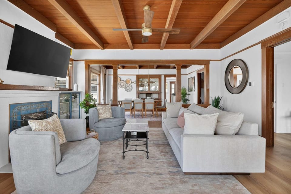 Walk to beach Villa Luxury Home House in Point Loma