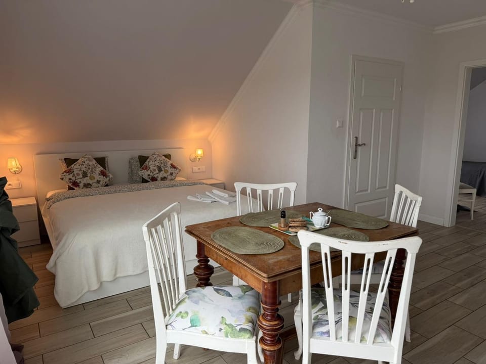 Dining area, Lake view