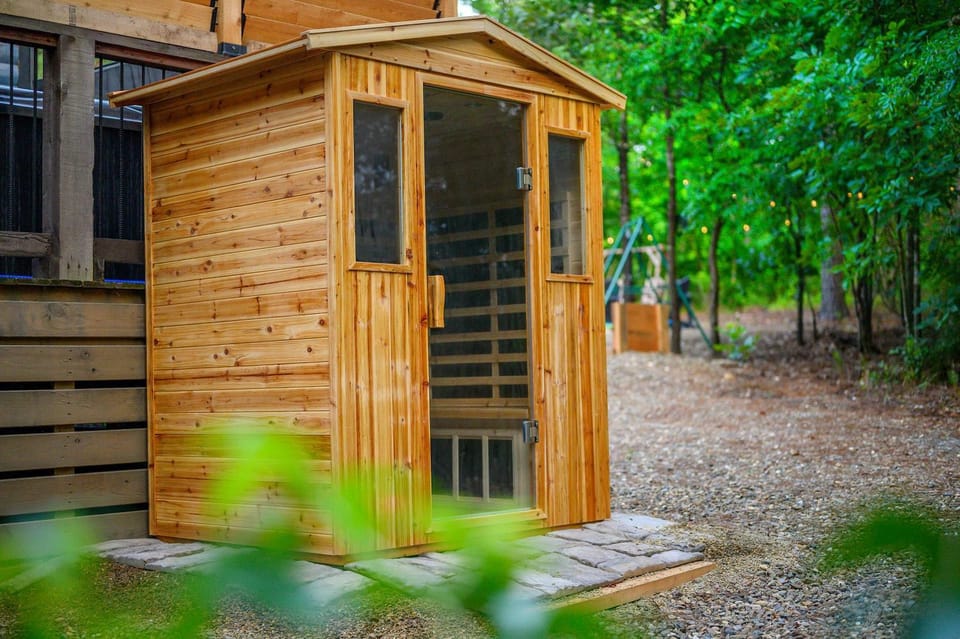 Wine Pine Times - Sauna Hot Tub & Fenced Dog Yard House in Broken Bow