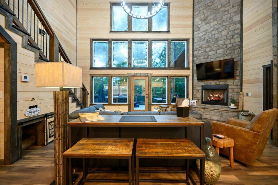 Wine Pine Times - Sauna Hot Tub & Fenced Dog Yard House in Broken Bow