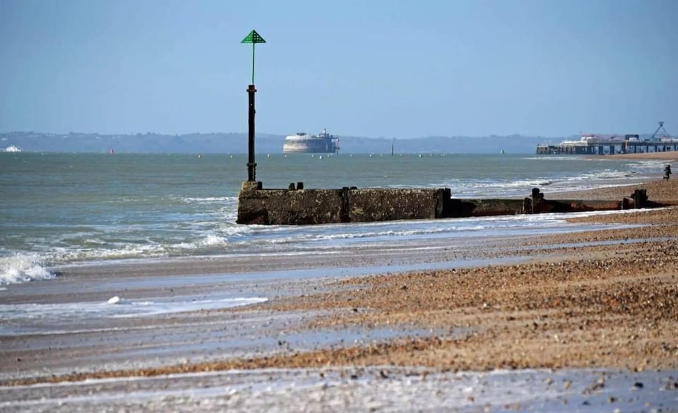 Seaside Walk Secure Dog Friendly Beach 2BR Parking House in Portsmouth