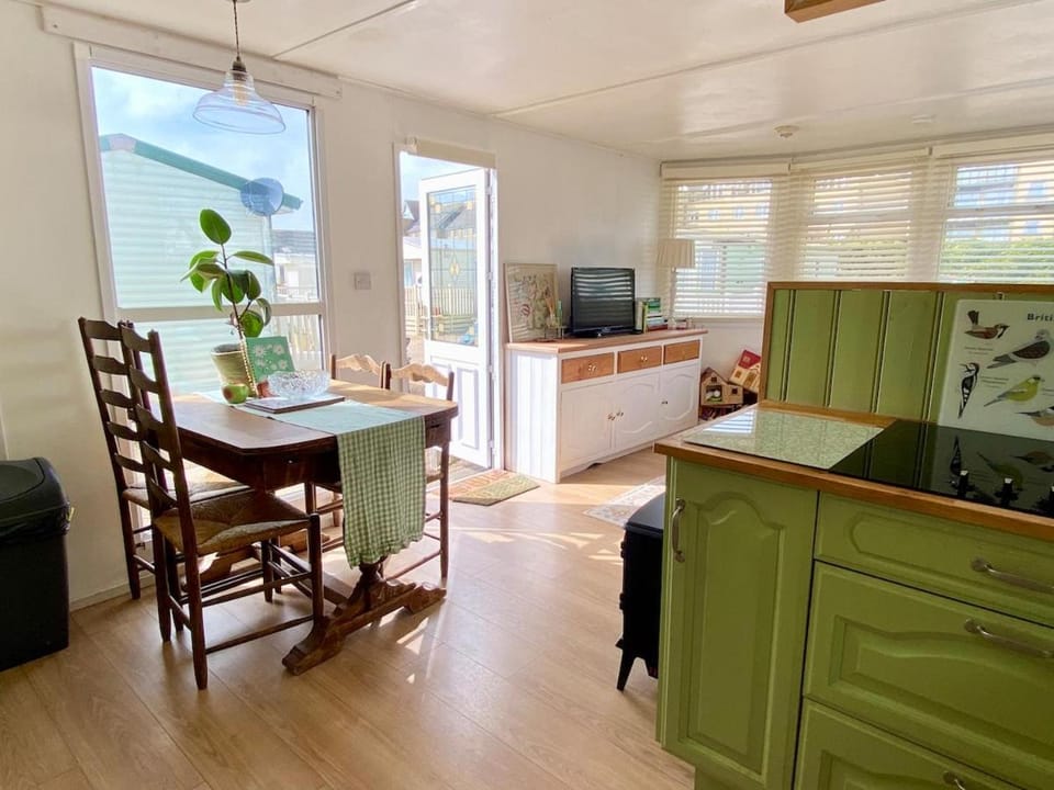 Seaside Walk Secure Dog Friendly Beach 2BR Parking House in Portsmouth