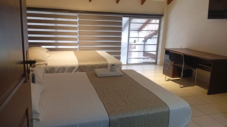 Bed, TV and multimedia, Photo of the whole room, Bedroom