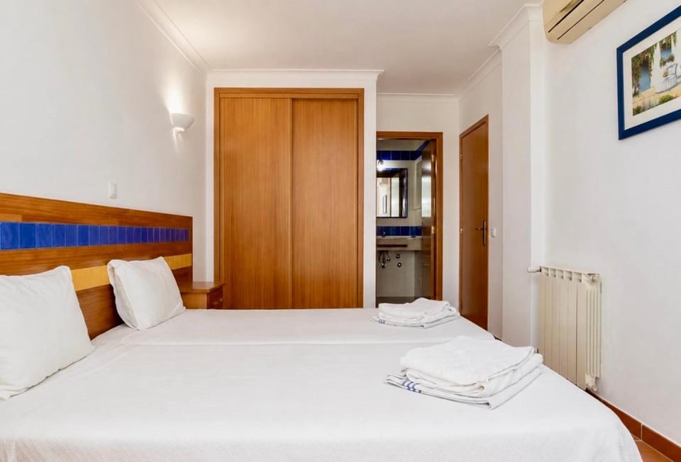Photo of the whole room, Bedroom, internet, towels, wardrobe, air conditioner