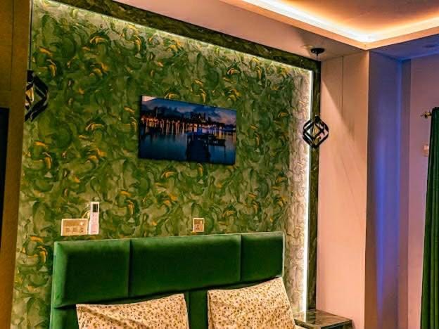Cozy JB Lodges Phase 8 Bahria Town 6 mins to Food St Free Wi-Fi Apartment in Islamabad