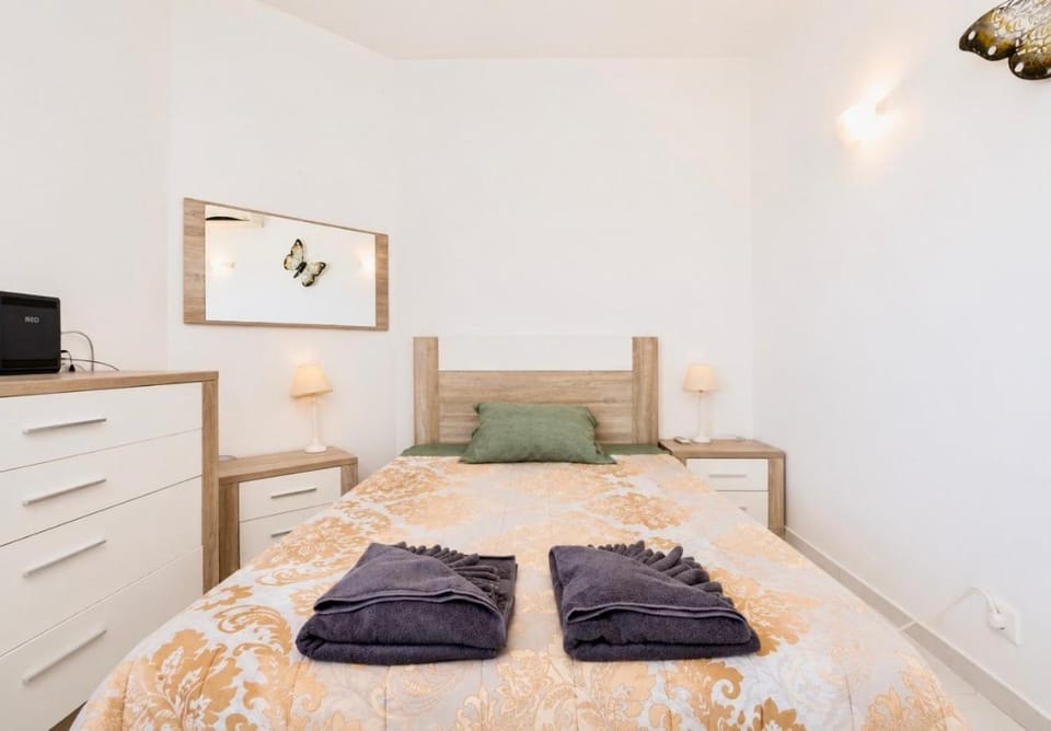Bed, Photo of the whole room, Bedroom, towels