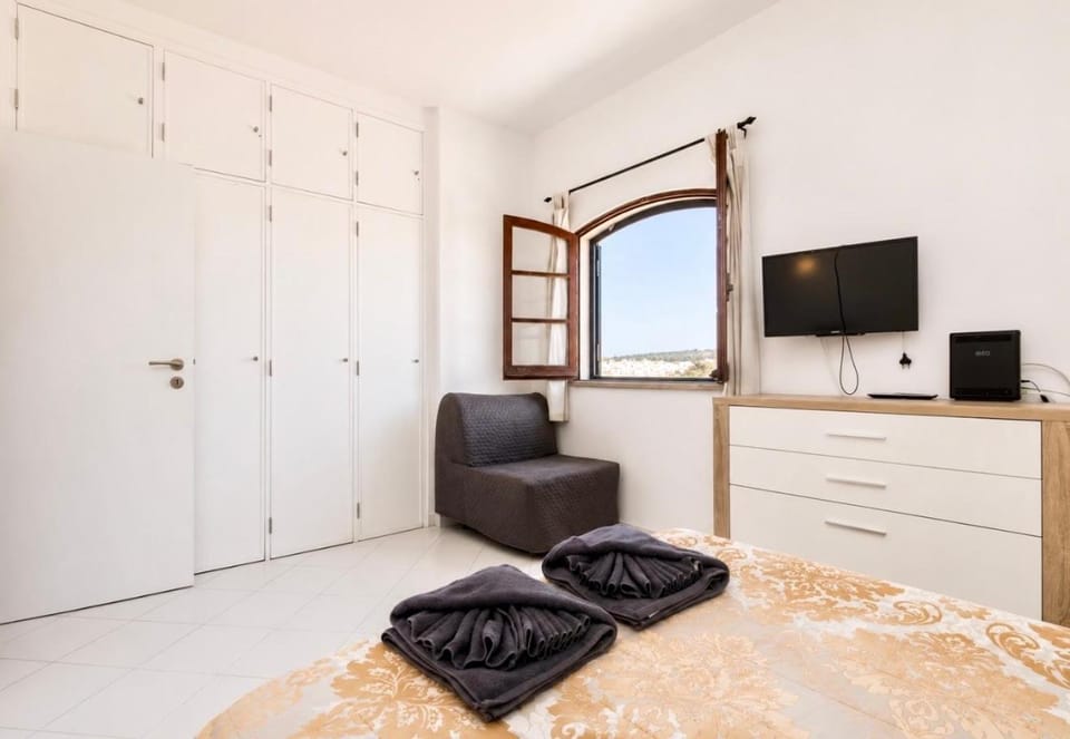 Communal lounge/ TV room, Bed, TV and multimedia, Photo of the whole room, Seating area, Bedroom
