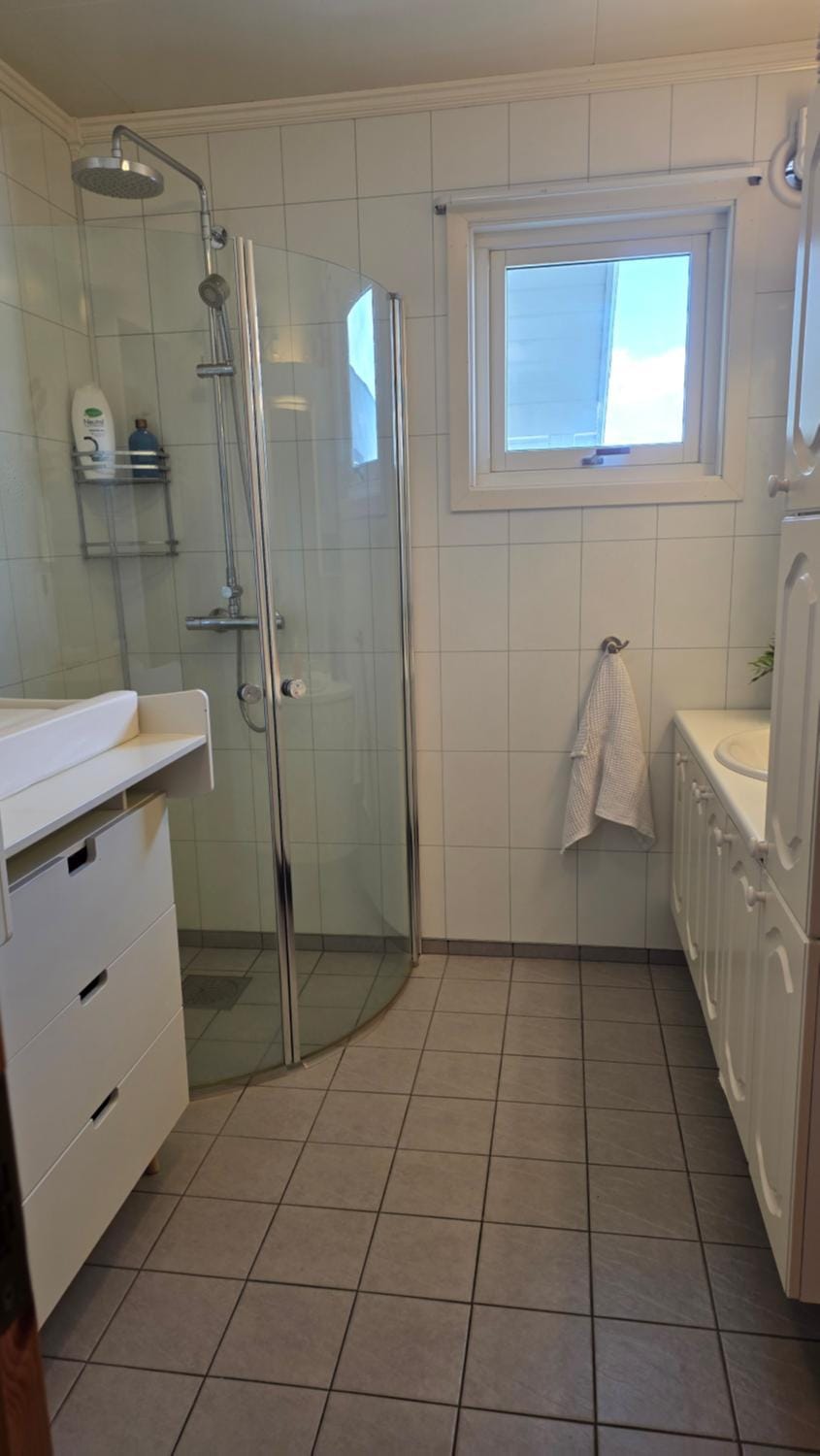 Leknes - Large, centrally located family home in a quiet area Apartment in Lofoten