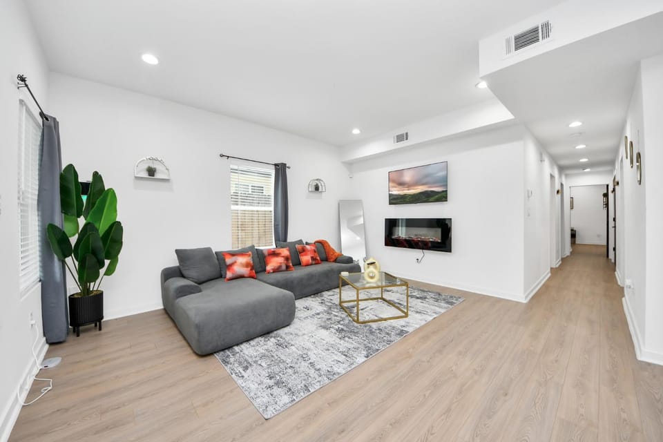 Modern Houston Retreat Near TMC and NRG Sleeps 8 House in Houston