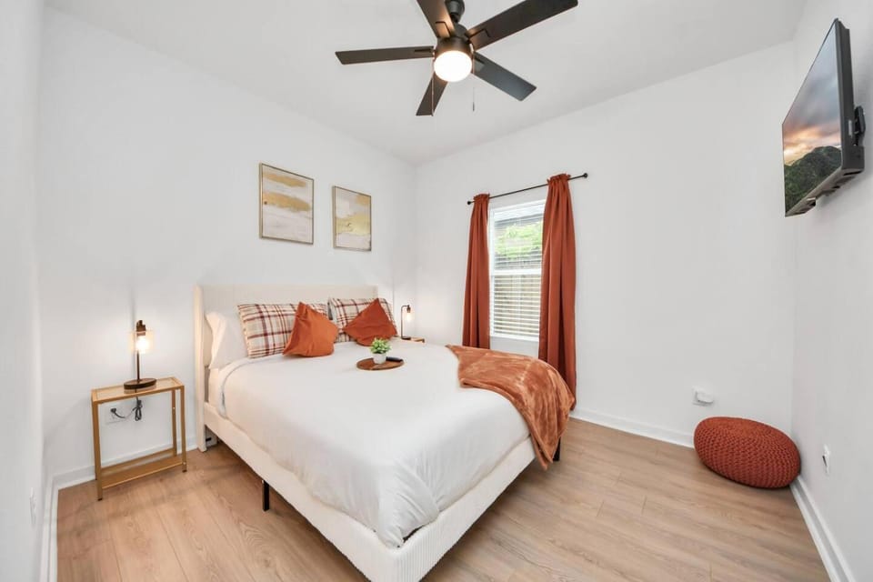 Modern Houston Retreat Near TMC and NRG Sleeps 8 House in Houston