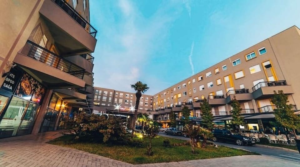 Property building, Day, Neighbourhood