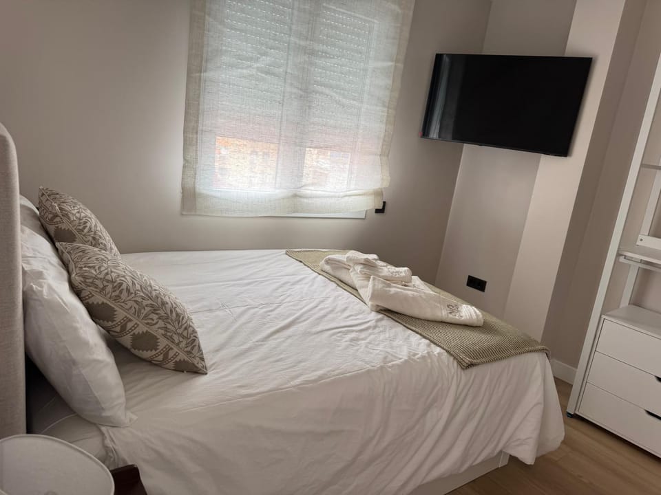 Photo of the whole room, Bedroom