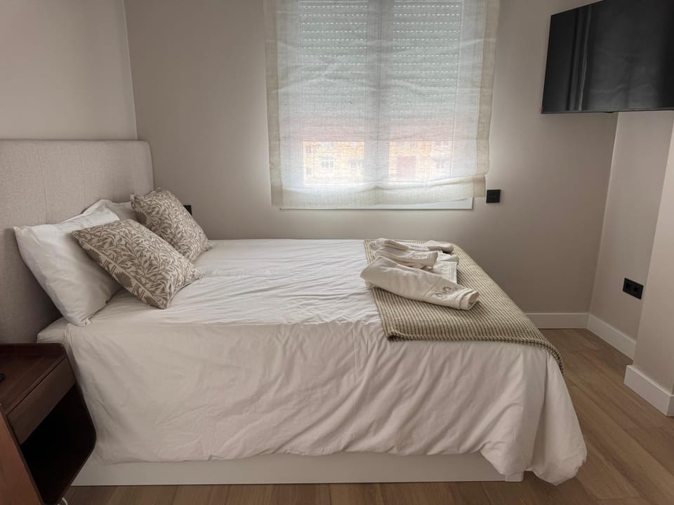 Photo of the whole room, Bedroom