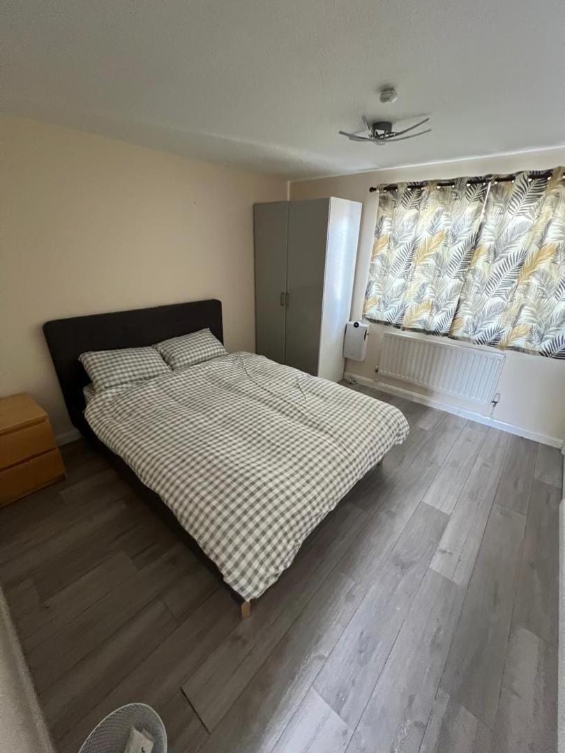 Spacious 3 bedroom house close to local amenities in Thamesmead House in London