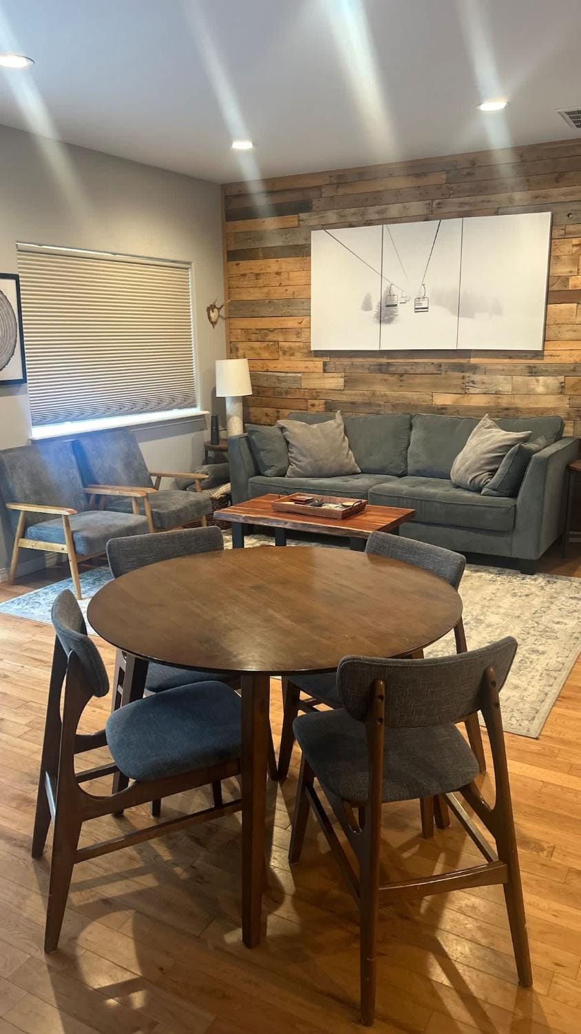 Latitude Adjustment-10 min to Tamarack Resort House in Valley County