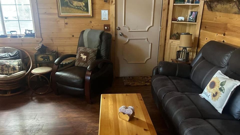 Creekside Cabin Pet Friendly Peaceful Cabin Cabin in Valley County