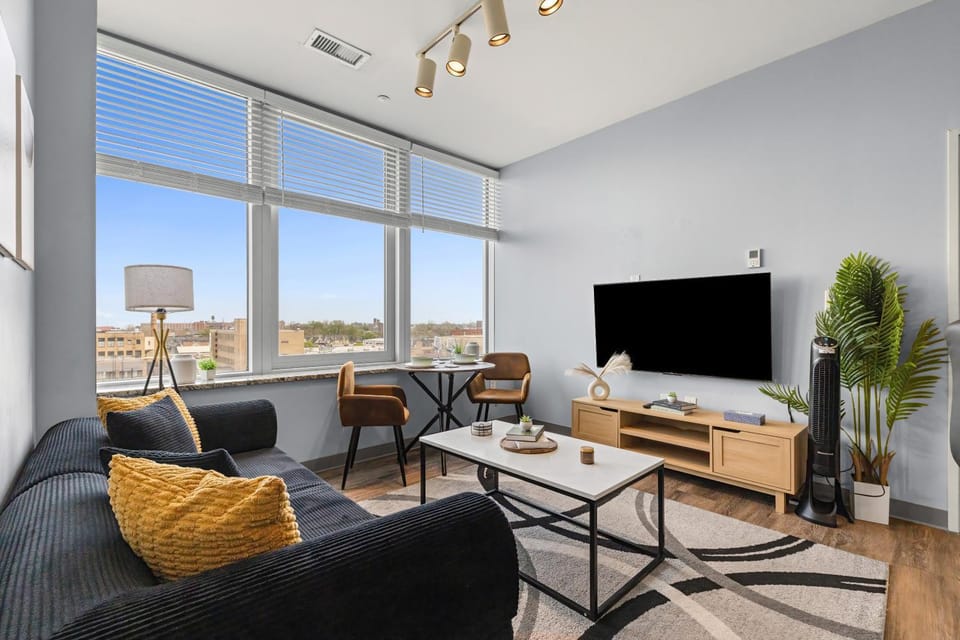 King Bed Suite Beside Cleveland State University and Downtown Apartment in Cleveland Heights