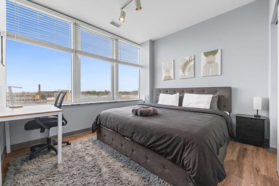 King Bed Suite Beside Cleveland State University and Downtown Apartment in Cleveland Heights