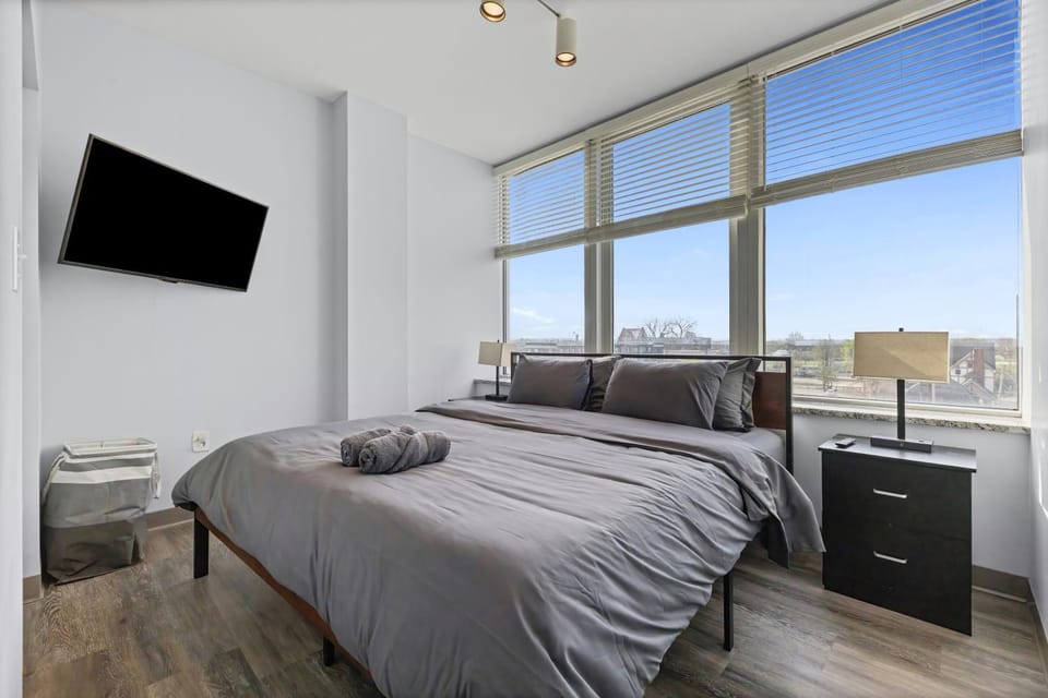 Modern Design Sunlit City Escape with a King Bed Apartment in Cleveland Heights