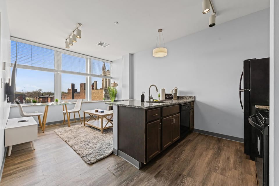 Modern Design Sunlit City Escape with a King Bed Apartment in Cleveland Heights