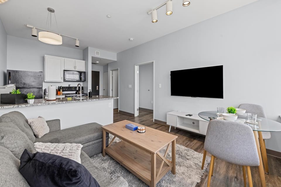 Modern Design Sunlit City Escape with a King Bed Apartment in Cleveland Heights