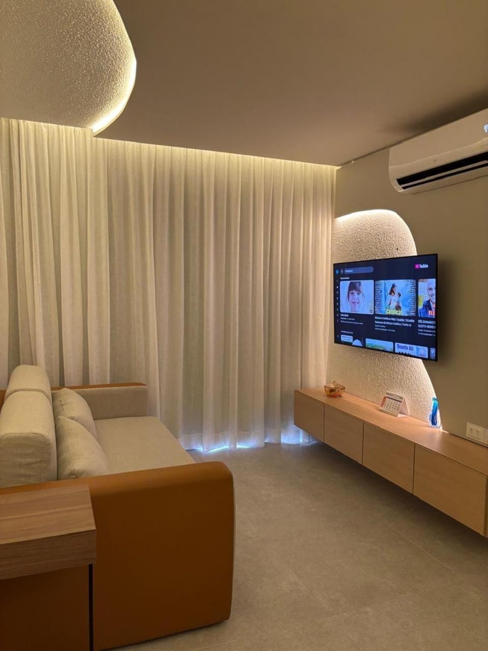 Communal lounge/ TV room, TV and multimedia, Living room, Seating area, air conditioner