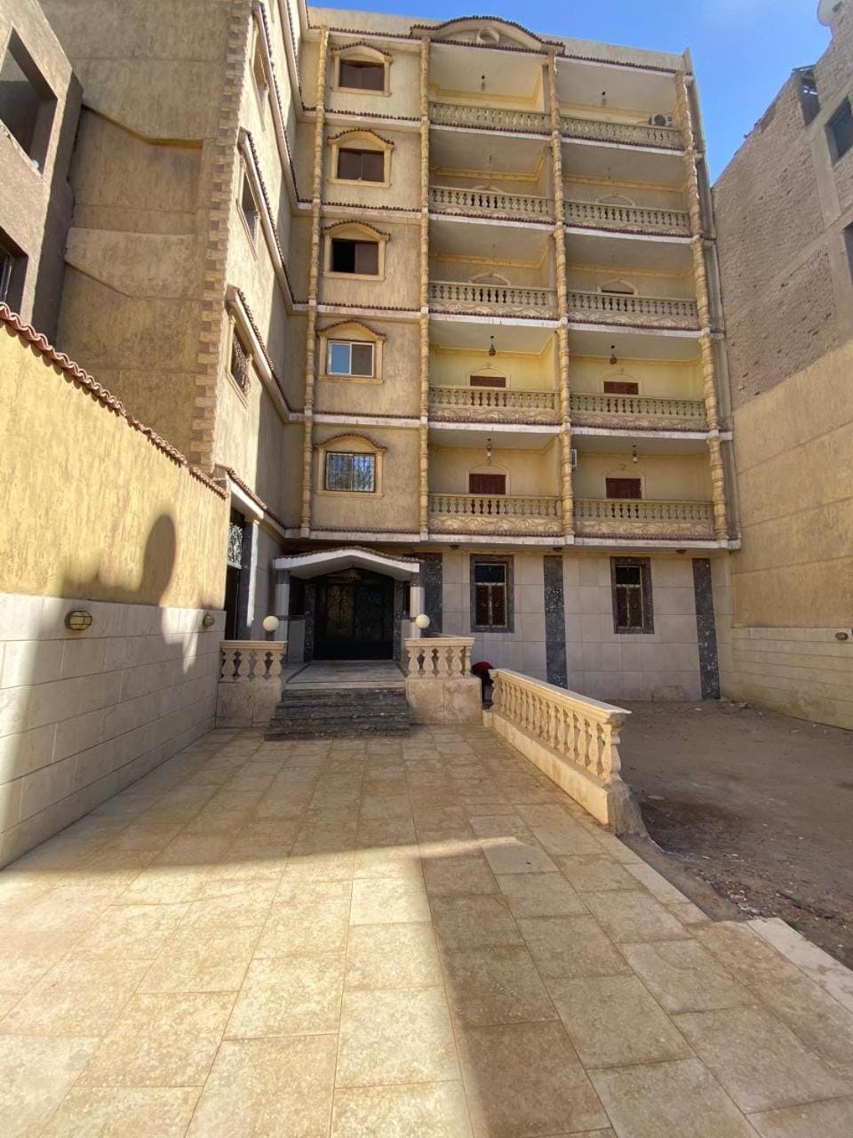 Facade/entrance