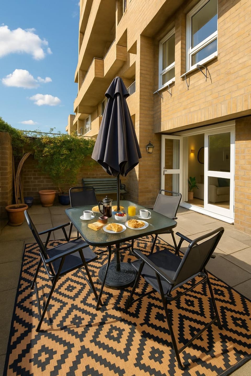 Stylish 2BR Duplex Private Garden Tower Bridge Apartment in London Borough of Southwark