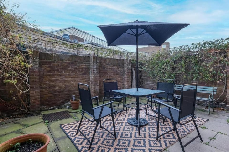 Stylish 2BR Duplex Private Garden Tower Bridge Apartment in London Borough of Southwark