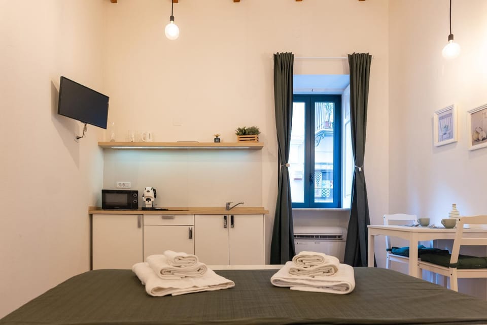 Bed, TV and multimedia, Kitchen or kitchenette, Photo of the whole room, Dining area, stove