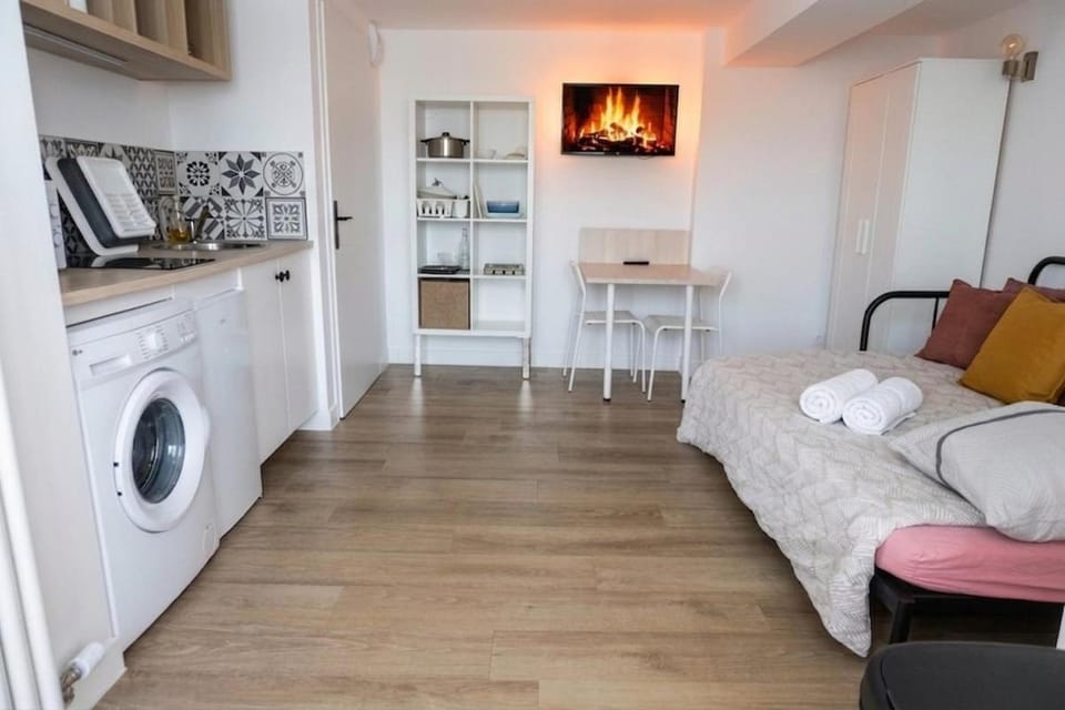 Bed, Kitchen or kitchenette, Photo of the whole room, Seating area, stove, towels