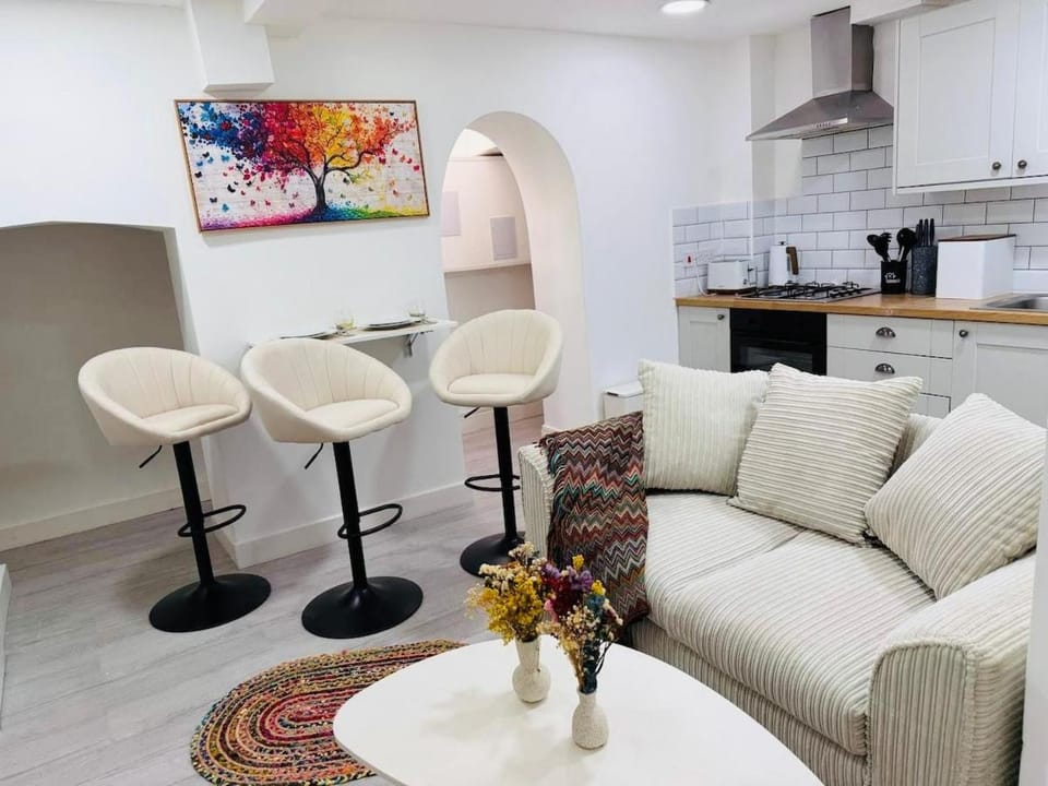 Newly Refurbished 2BR Basement with Patio Apartment in London Borough of Islington