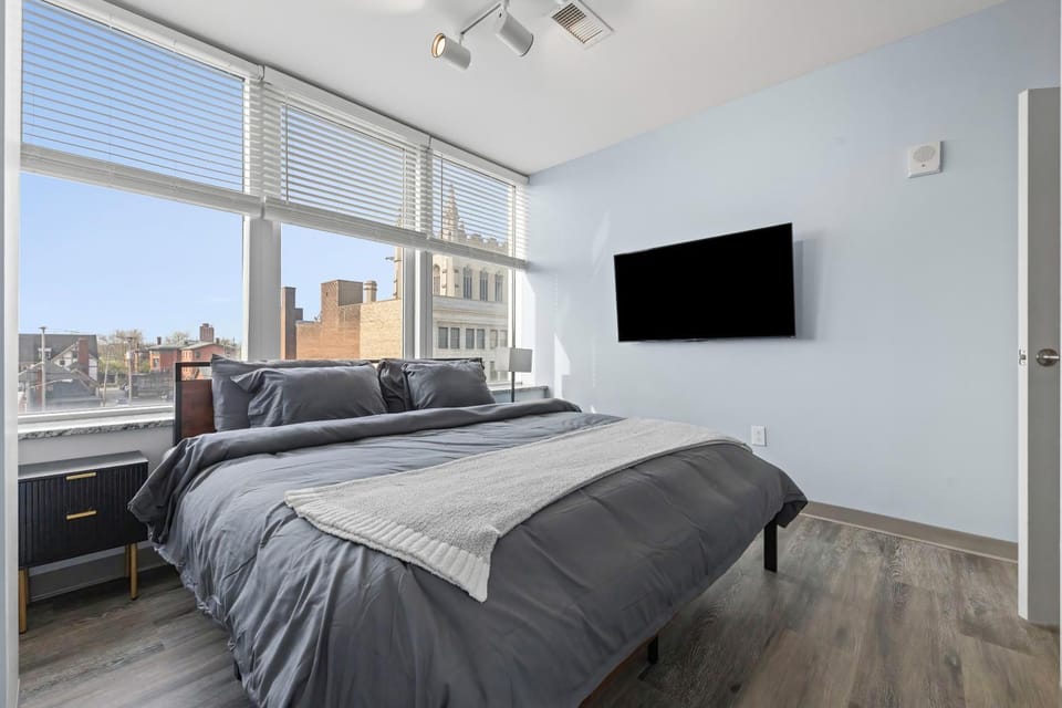 Modern Downtown Stay with Free Parking and King Bed Apartment in Cleveland Heights