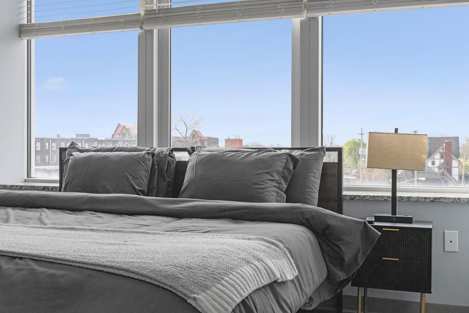Modern Downtown Stay with Free Parking and King Bed Apartment in Cleveland Heights