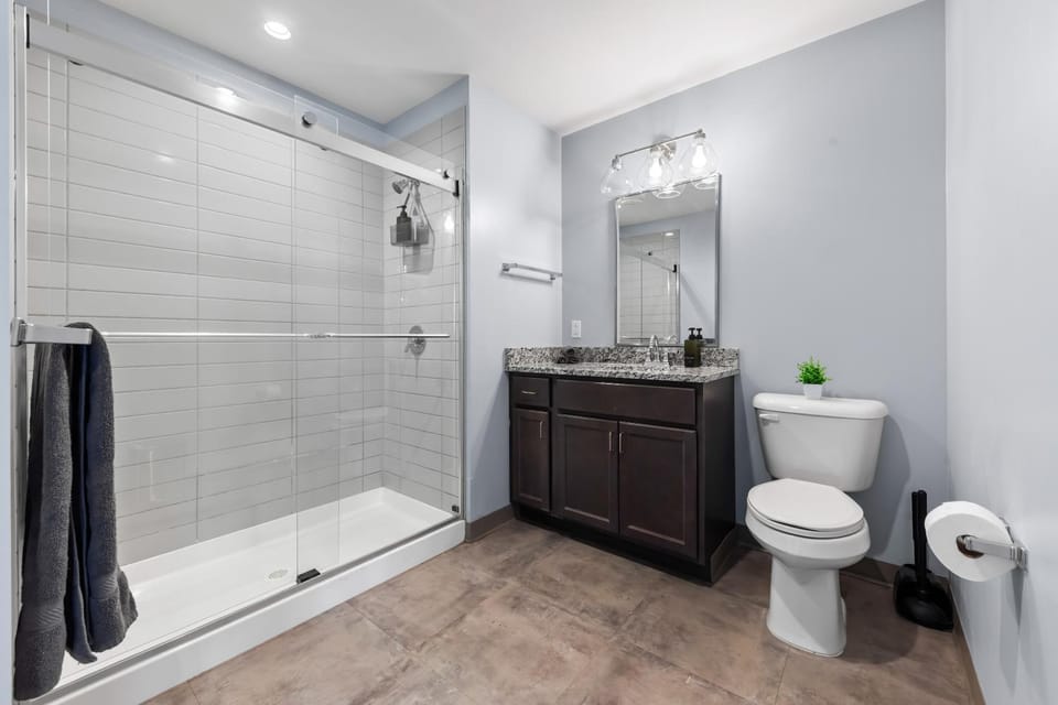 Modern Downtown Stay with Free Parking and King Bed Apartment in Cleveland Heights
