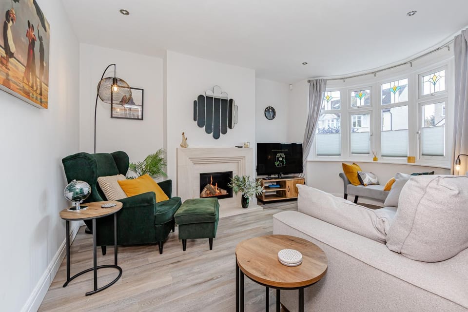 TV and multimedia, Living room, Seating area, Evening entertainment