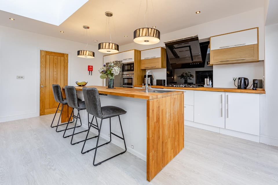 Coffee/tea facilities, Kitchen or kitchenette, Dining area, stove, toaster