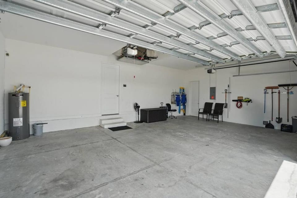 Cape Haven - Luxury Listing w Heated Pool House in Cape Coral