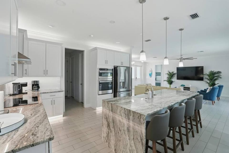 Cape Haven - Luxury Listing w Heated Pool House in Cape Coral
