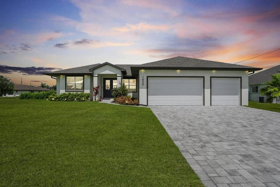 Cape Haven - Luxury Listing w Heated Pool House in Cape Coral
