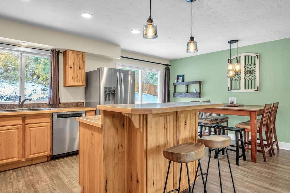 Dining area, kitchen