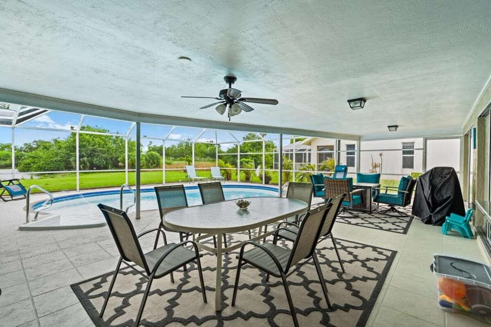 Palm Tree Retreat - Pet, Kid Friendly & Sleeps 8 House in Cape Coral