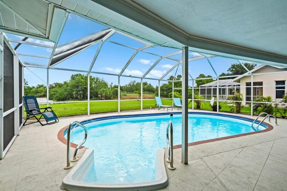 Palm Tree Retreat - Pet, Kid Friendly & Sleeps 8 House in Cape Coral