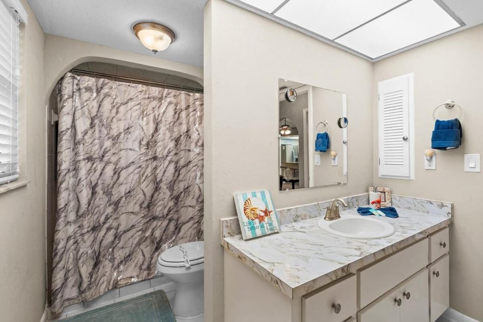 Palm Tree Retreat - Pet, Kid Friendly & Sleeps 8 House in Cape Coral