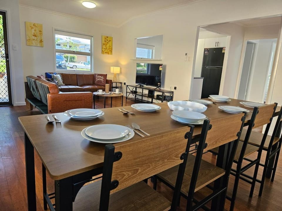 Communal lounge/ TV room, TV and multimedia, Living room, Seating area, Dining area, Evening entertainment