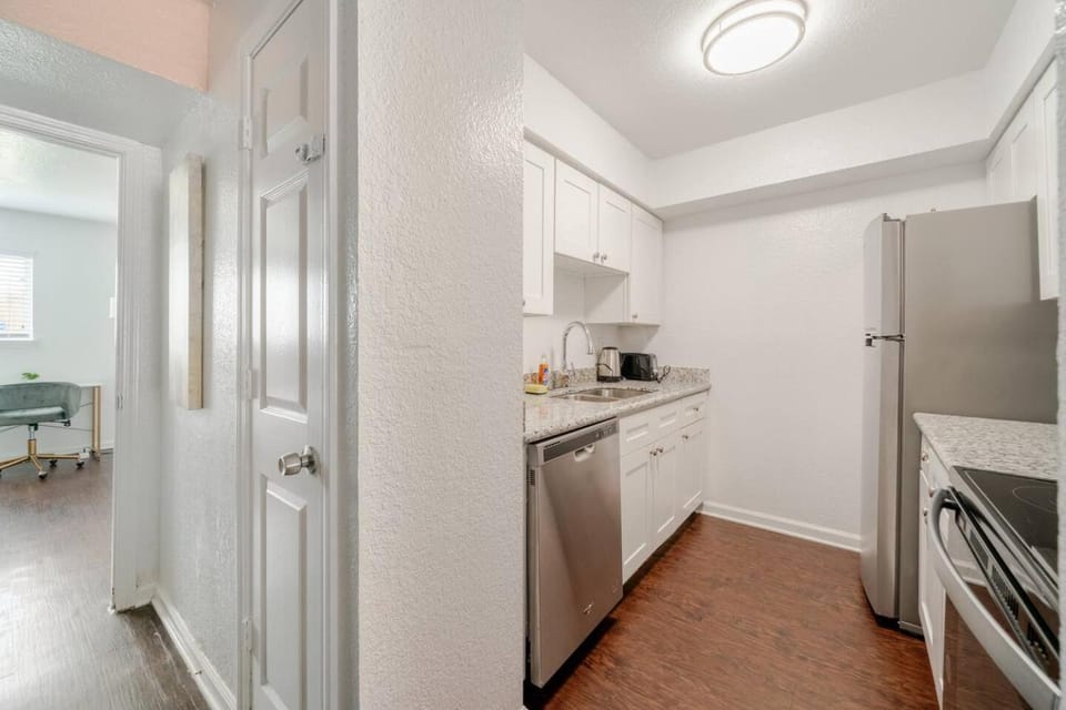 Pink 1BHK, 5 miles from Downtown + Free Parking Apartment in Harris County