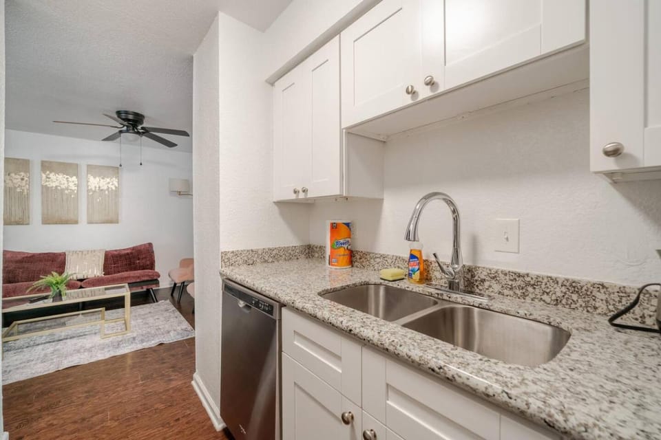 Pink 1BHK, 5 miles from Downtown + Free Parking Apartment in Harris County