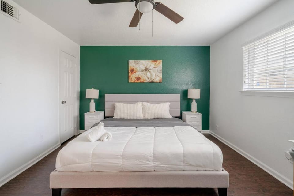 Pink 1BHK, 5 miles from Downtown + Free Parking Apartment in Harris County