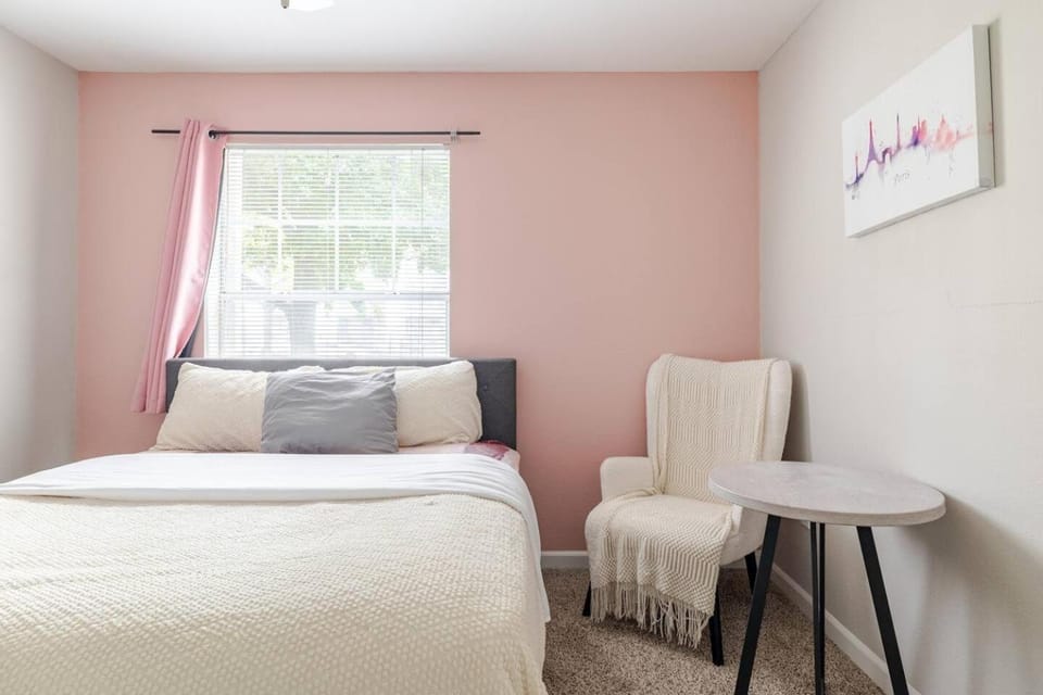 Bed, Seating area, Bedroom